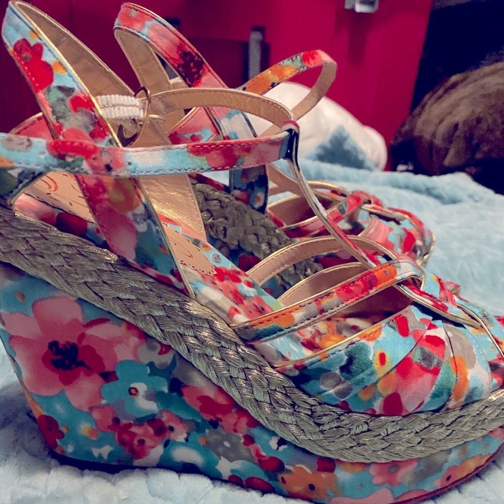 Floral wedges
